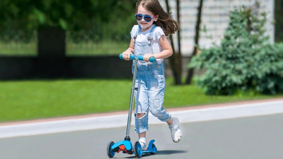 Aktiver Schweizer Sommer: Warum Kinder-Scooter und Kickboards das perfekte Feriengepäck sind