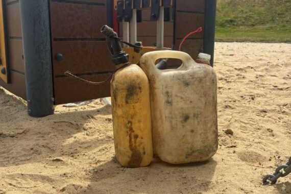 Altölkanister und verschmutzter Spielsand am Leuchtturmspielplatz in Bremerhaven; Polizei Bremerhaven (Archiv).