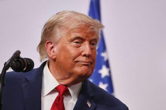 Donald Trump vor Börsen-Chart, Hinweis auf Wertpapierkäufe und Vermögenserklärung (Archivfoto).