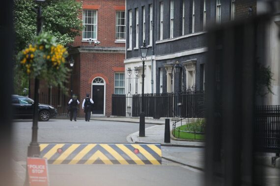Andy Burnham als neuer Premierminister vor der Downing Street 10 in London, Foto im Archiv-Stil.