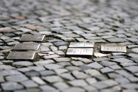 Stolpersteine vor einer Straße, Fotoarchiv: Gunter Demnig, Bezug zu antisemitischen Vorfällen in Brandenburg 2025.