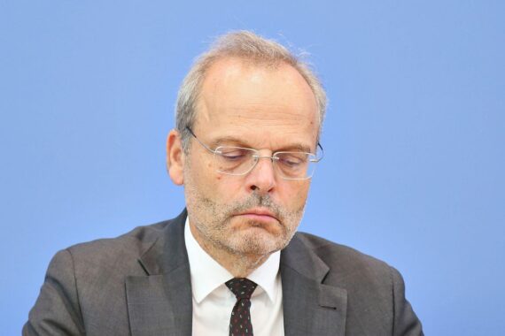 Felix Klein im Bild, Hinweis auf Antisemitismusbeauftragten und Kampf gegen Judenhass in Deutschland.