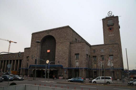 Polizeieinsatz am Stuttgarter Hauptbahnhof: Fahrradfahrer nach Auseinandersetzung, Pfefferspray, flüchtende Beteiligte.