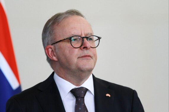 Anthony Albanese und Sitiveni Rabuka unterzeichnen Verteidigungsbündnis in Suva, Fidschi.