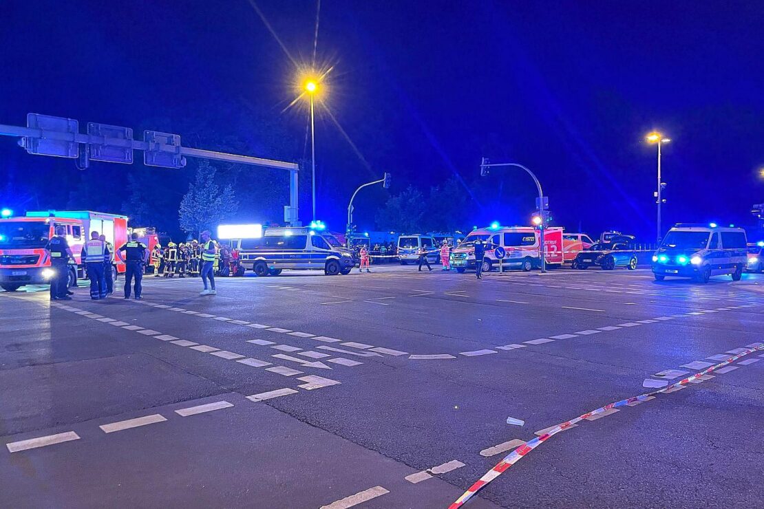 Auto fährt bei Berliner CSD in Menschenmenge – Mehrere Verletzte