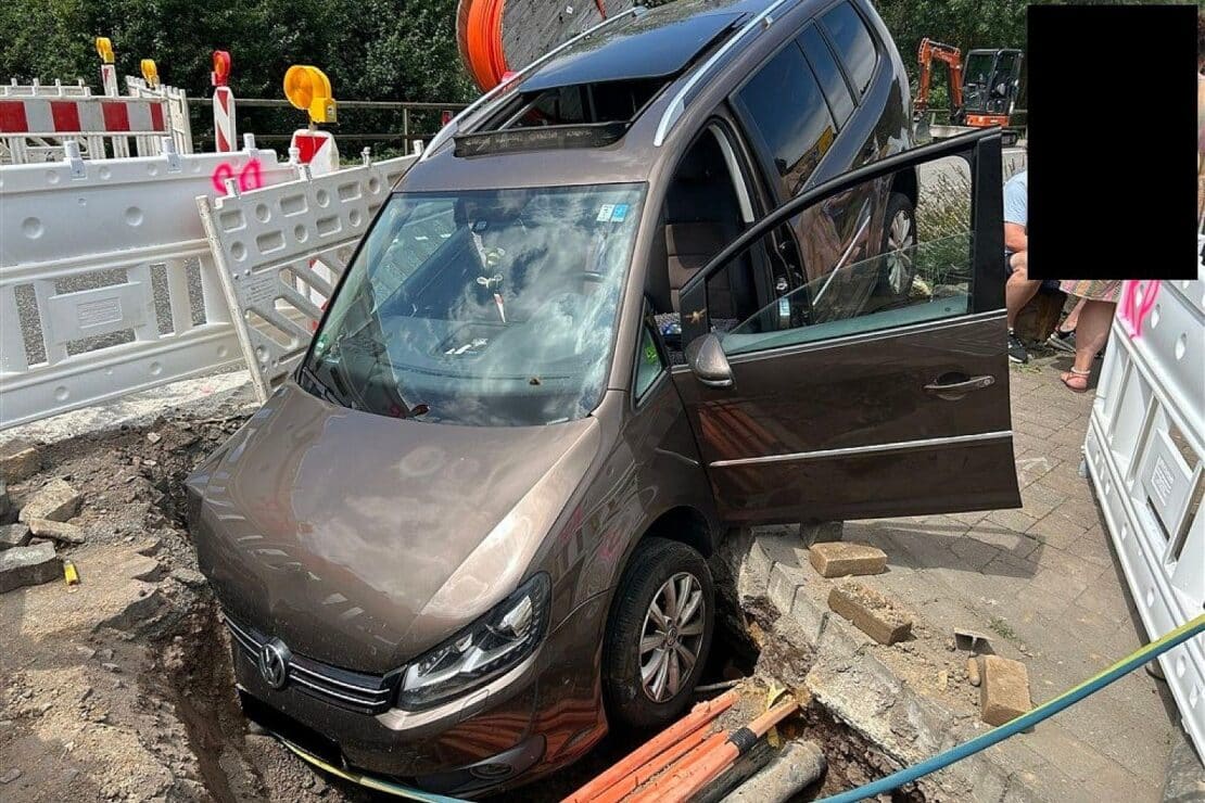 Auto stürzt in Baugrube: Fahrer und Beifahrerin unverletzt