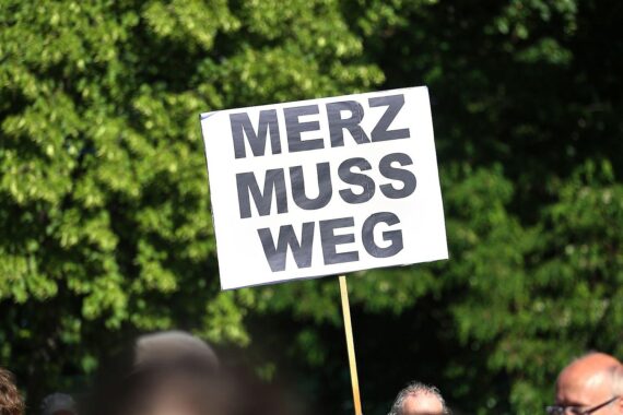 Demonstration mit Sprechern des BSW gegen Friedrich Merz in Dresden am Neustädter Markt.