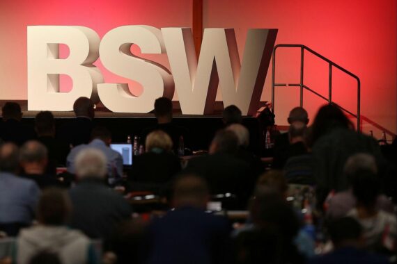 BSW-Logo vor dem Hintergrund der Kritik an Corona-Hilfen-Rückforderungen in Brandenburg.