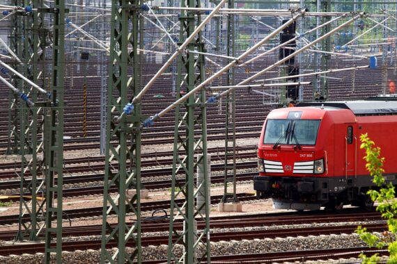 Blauer Zug bzw. Lok auf Gleisen im Archiv; Deutsche Bahn meldet Gewinn und Passagierrekord.