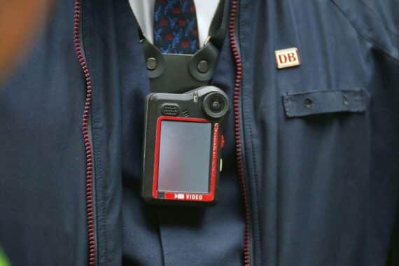 Ein Schaffner trägt eine Bodycam zur Verbesserung der Sicherheit im Fernverkehr der Deutschen Bahn.