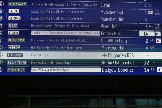 Anzeigetafel mit Echtzeitinformationen der Deutschen Bahn und verbesserter Kundenkommunikation.