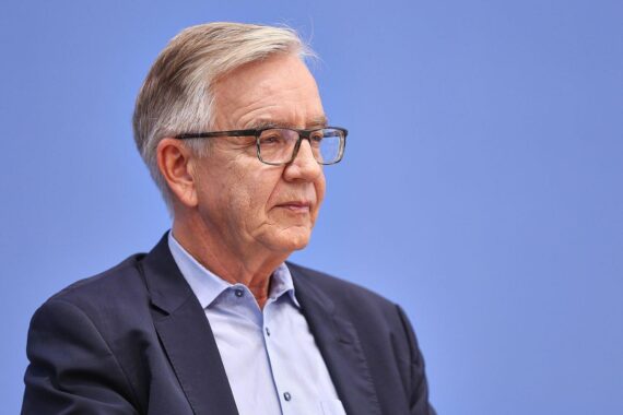 Dietmar Bartsch kritisiert Union: Brandmauer-Debatte als Unsinn und fordert Reformen für Deutschland.