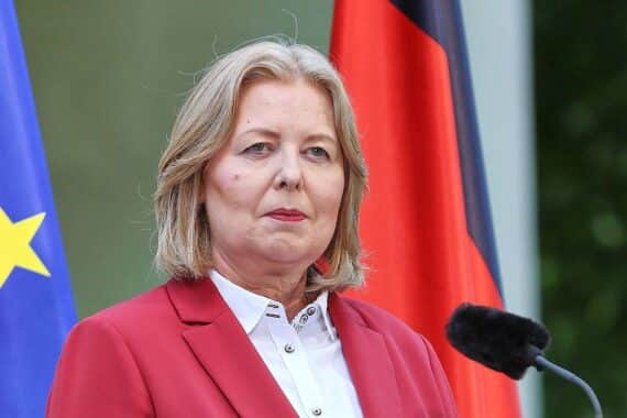 Bärbel Bas diskutiert Attestpflicht ab erster Krankheit, mögliche Auswirkungen und gesetzliche Regelungen.