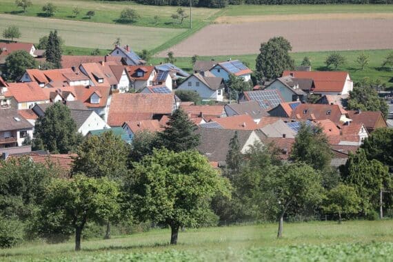 Archivfoto: Häuser in einem Dorf; unbebaute Grundstücke in Sachsen-Anhalt (Kaufwerte 2025).
