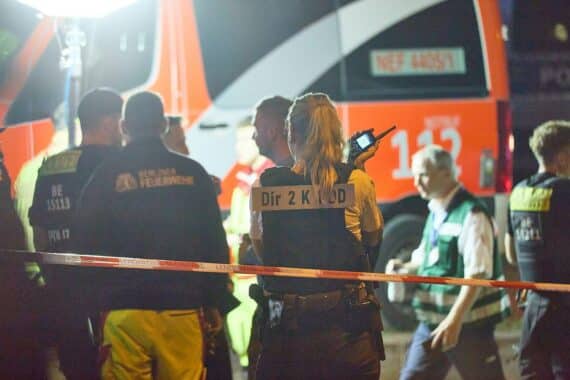 Schaden am CSD: Kleintransporter/Auto fährt in Menschenmenge, Polizei ermittelt nach Todesfahrt im Tiergarten.