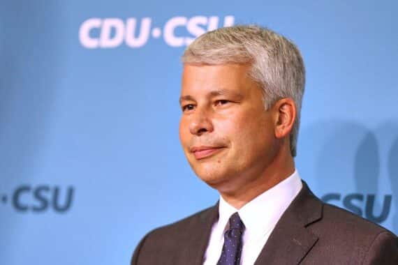 Steffen Bilger, CDU, als neuer Bundesverkehrsminister: Foto vor politischem Hintergrund, dts Nachrichtenagentur.