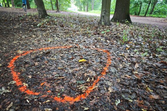 Tatort nach Todesfahrt beim CSD: Berliner Tiergarten, Polizei, verletzte CSD-Teilnehmer, Fahrzeugspur.