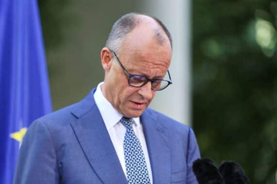 Friedrich Merz vor Pressekonferenz, Bezug zu Kabinettsumbildung; Nachfolge von Verkehrsminister Patrick Schnieder offen.