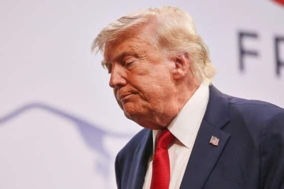 Donald Trump auf einer Air Force One, umgeben von Sicherheitskräften, während ein möglicher Raketenangriff droht.