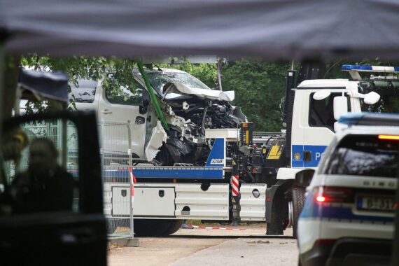 Polizeiwagen am Tatort nach Todesfahrt beim CSD in Berlin-Tiergarten, Einsatz in Spandauer Kleingartenanlage.