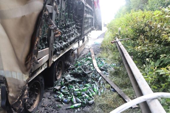 Brennender bierbeladener Sattelauflieger auf der A27 in Bremen; Feuerwehr im Einsatz, Verkehrsstaus, Polizei-Archivfoto.