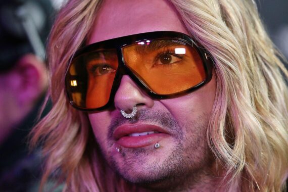 Bill Kaulitz in nachdenklicher Pose, umgeben von Symbolen für Schlafprobleme und Albträume.
