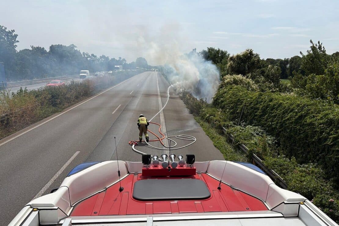 Böschungsbrand auf der A57 bei Moers