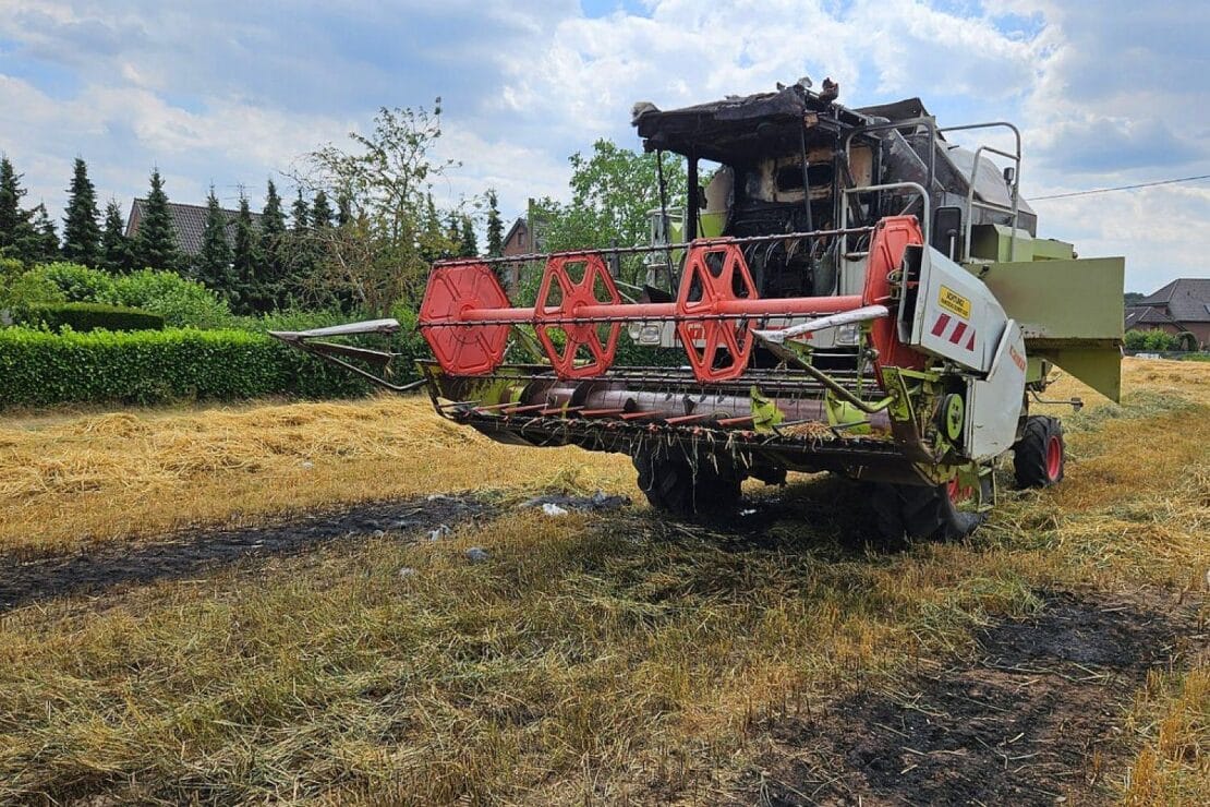Brand einer Erntemaschine in Xanten-Marienbaum