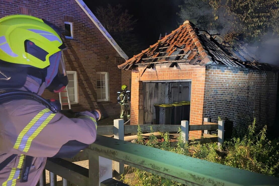 Brand einer Garage in Huntlosen – Übergreifen auf Mehrfamilienhaus verhindert