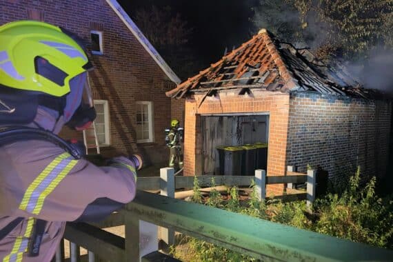 Feuerwehr im Einsatz: brennende Garage in Huntlosen, Brand droht Mehrfamilienhaus zu übergreifen, Löscharbeiten.