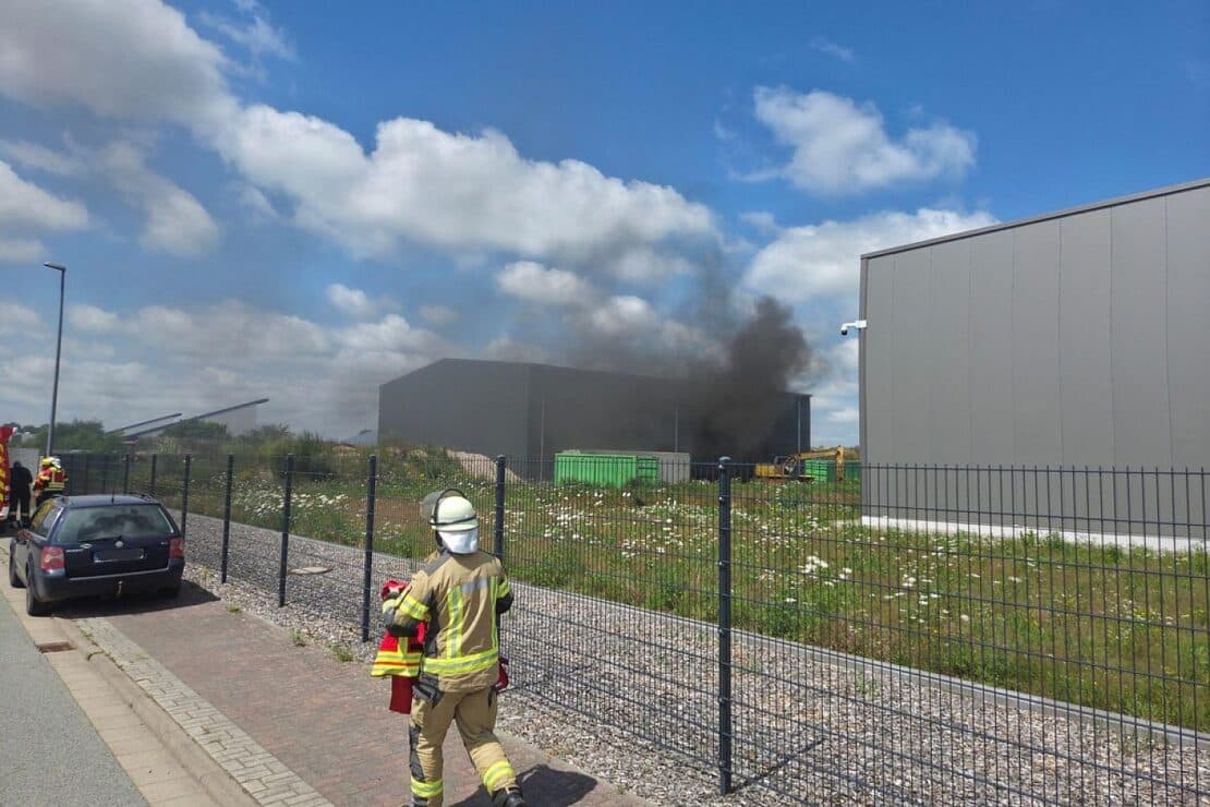 Brand in Lagerhalle in Rotenburg sorgt für starke Rauchentwicklung