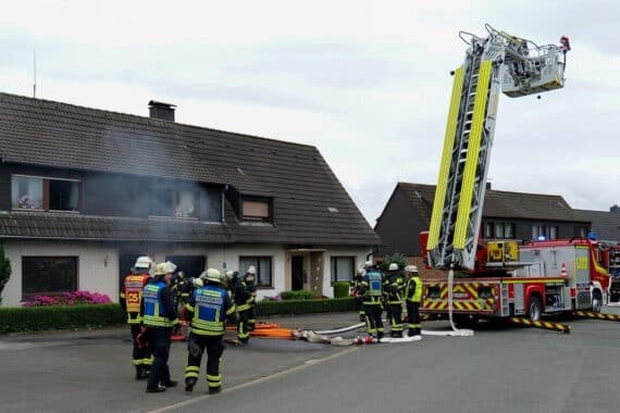 Feuerwehr-Einsatz bei Brand in Dortmund-Westrich; Rauchentwicklung am Einfamilienhaus, Einsatzkräfte im Einsatz.