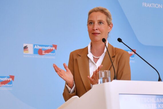 Alice Weidel, AfD-Bundesvorsitzende, diskutiert über politische Kooperation und Parteigrenzen.