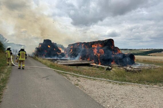 Heuballen brennen: Feuer am Sportplatz, Polizei-/Feuerwehr-Einsatz wegen mutwilliger Brände, Archivfoto.