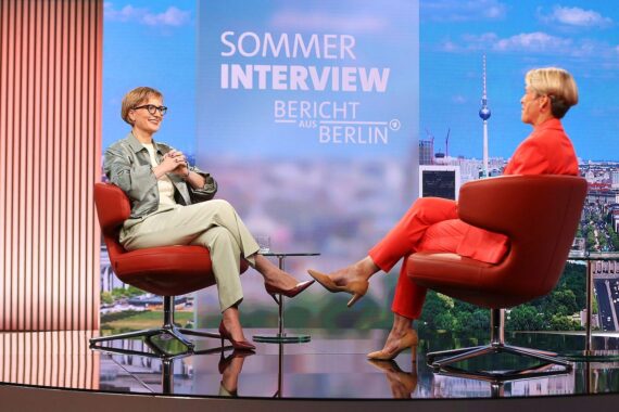 Grünen-Chefin Franziska Brantner mit Anna Engelke bei einem Interview, Berlin, 19.07.2026 (dts).