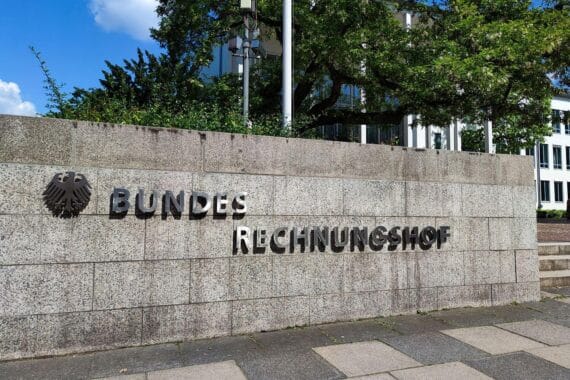 Bundesrechnungshof warnt vor teurer Elektrifizierung der Fehmarnsundbrücke statt geplanter Tunnelverbindung.