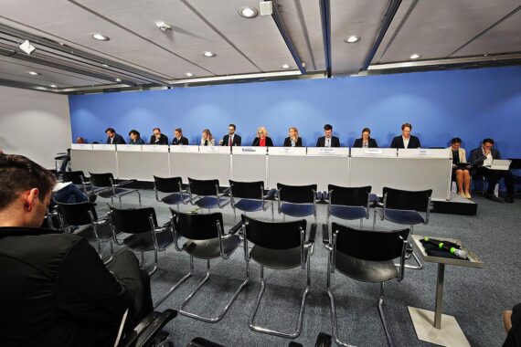 Regierungspressekonferenz in Berlin: stellvertretender Regierungssprecher Steffen Meyer spricht zur Fußball-WM der Fifa.