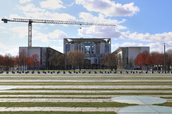 Bundeskanzleramt mit KI-Taskforce, Ministerien arbeiten an KI-Initiativen für Deutschland.