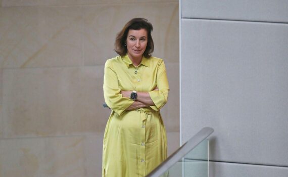 Dorothee Bär im Porträt (Archiv) vor Hintergrund einer geplanten KI-Gigafactory.