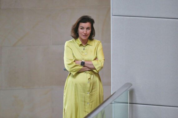 Dorothee Bär im Porträt (Archiv) vor Hintergrund einer geplanten KI-Gigafactory.
