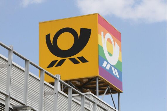 Logo der Deutschen Post, Steuerdokumente und Symbole für Wettbewerb und Gleichheit im Markt.