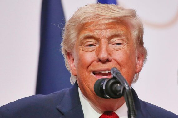 Donald Trump im Porträt-Archivfoto, dazu Hinweis auf US-Wahlrechtsreform und mögliche Einflussnahmen aus dem Ausland.