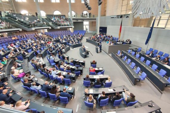 Bundestagssitzung in Berlin: Abgeordnete stimmen über umstrittenes GKV-Sparpaket ab.