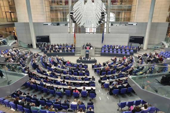 Bundestagssitzung in Berlin: Sitzungssaal, Abgeordnete, Thema Kindergeld automatisch nach Geburt.