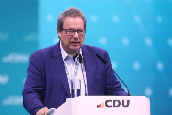 Christian Bäumler fordert Rücknahme der Krankschreibungspflicht ab Tag eins, Proteste dagegen wachsen.
