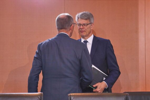 Friedrich Merz und Patrick Schnieder (Archivfoto) – CDU-Politiker im politischen Streit um den Verkehrsminister.