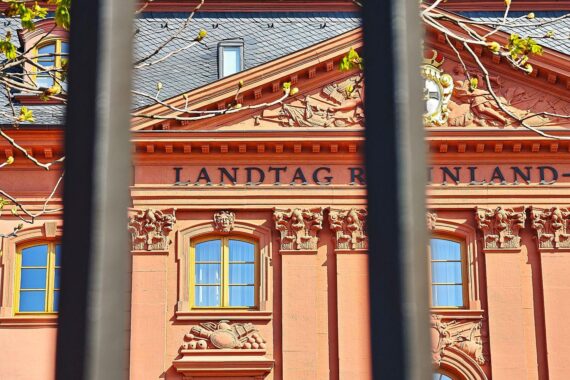 Landtag Rheinland-Pfalz in Mainz (Archivfoto); Thema: Einbürgerung ohne Sprachzertifikat laut Innenministerium.