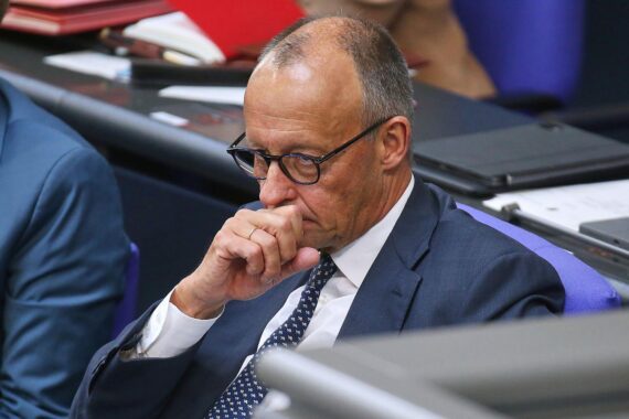Friedrich Merz steht in Berlin vor Journalisten; CDU fordert vor der Sommerpause konkrete Sozialreformen.