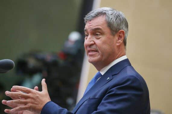 Markus Söder im Archivfoto: CSU-Chef kritisiert Reformen, während Dennis Radtke die Bundesregierung scharf mahnt.