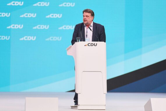 Dennis Radtke (CDU-Sozialflügel) im Archivfoto, im Hintergrund Berlin, Thema: Widerstand gegen Rentenreform.